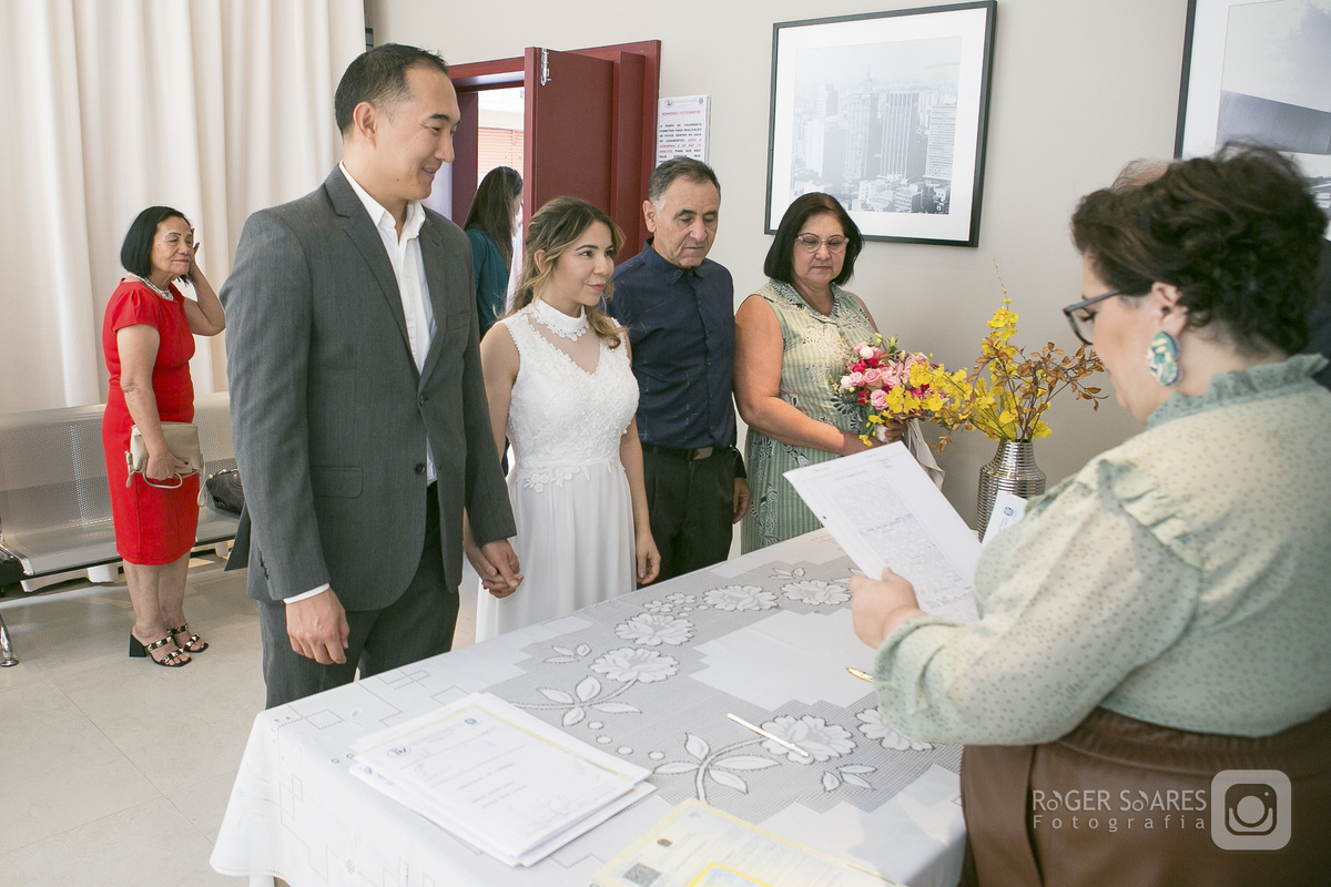 casamento civil São Paulo cartório Bela Vista ensaio de casamento Avenida Paulista fotógrafo Roger Soares fotos espontâneas casal tímido Liberdade restaurante CHIFU fotografia intimista romântica ensaio urbano família amigos