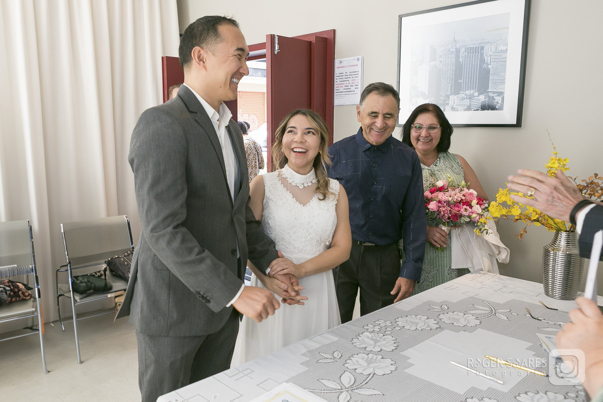 casamento civil São Paulo cartório Bela Vista ensaio de casamento Avenida Paulista fotógrafo Roger Soares fotos espontâneas casal tímido Liberdade restaurante CHIFU fotografia intimista romântica ensaio urbano família amigos