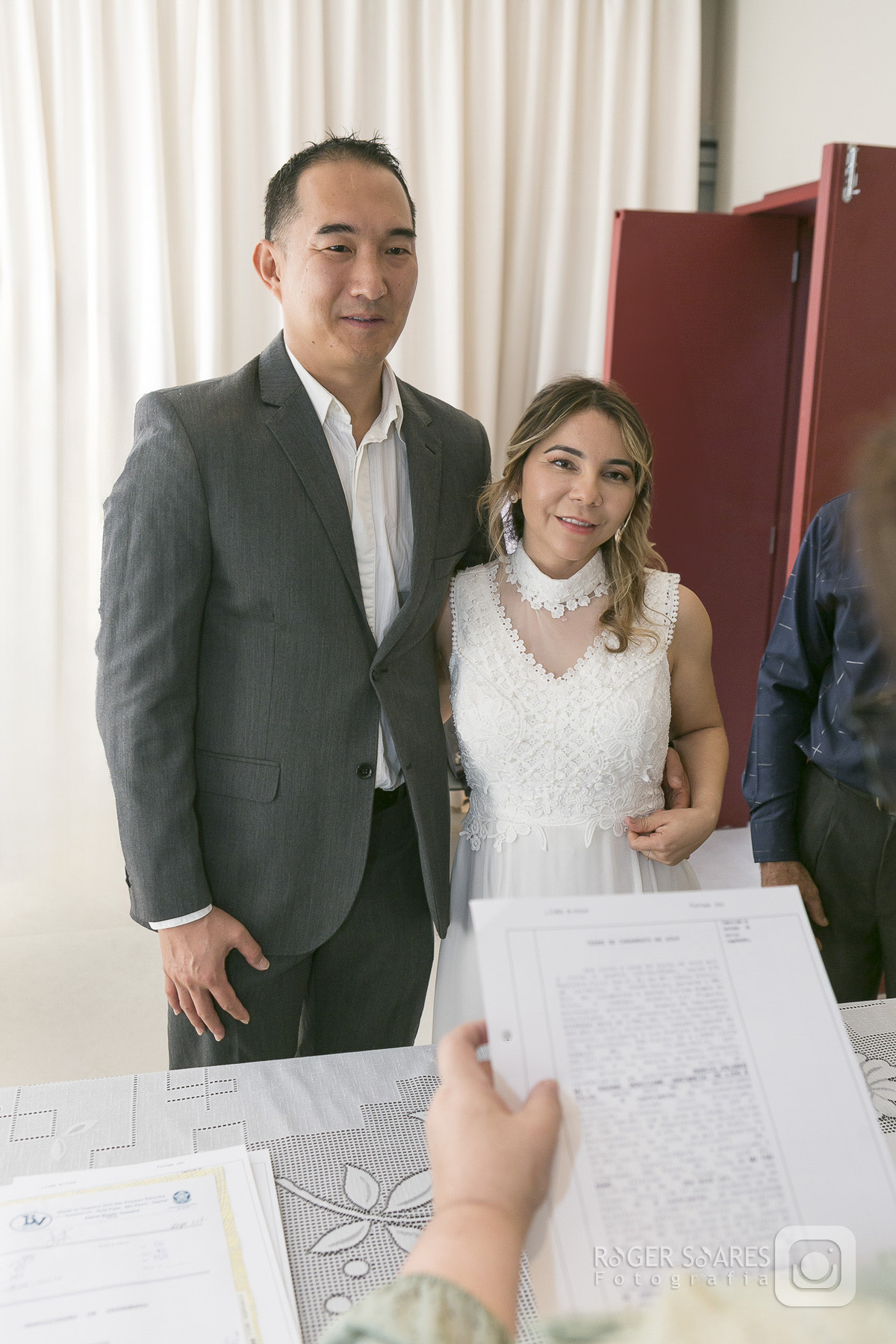 casamento civil São Paulo cartório Bela Vista ensaio de casamento Avenida Paulista fotógrafo Roger Soares fotos espontâneas casal tímido Liberdade restaurante CHIFU fotografia intimista romântica ensaio urbano família amigos