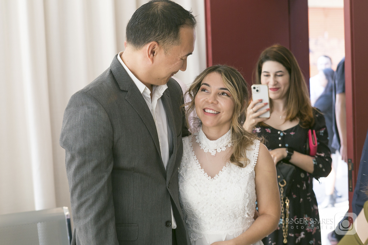 casamento civil São Paulo cartório Bela Vista ensaio de casamento Avenida Paulista fotógrafo Roger Soares fotos espontâneas casal tímido Liberdade restaurante CHIFU fotografia intimista romântica ensaio urbano família amigos