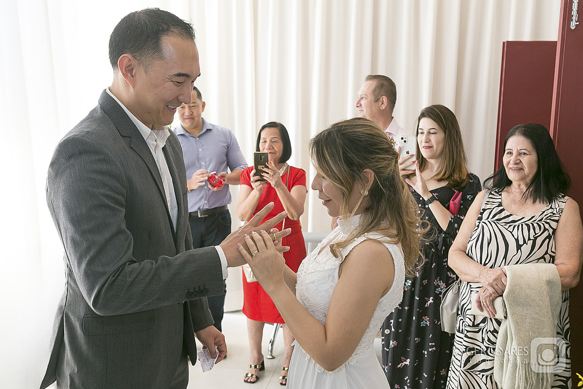 casamento civil São Paulo cartório Bela Vista ensaio de casamento Avenida Paulista fotógrafo Roger Soares fotos espontâneas casal tímido Liberdade restaurante CHIFU fotografia intimista romântica ensaio urbano família amigos