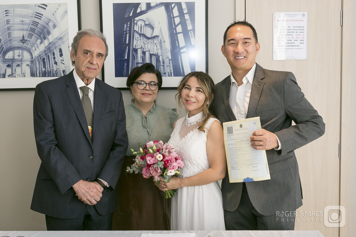 casamento civil São Paulo cartório Bela Vista ensaio de casamento Avenida Paulista fotógrafo Roger Soares fotos espontâneas casal tímido Liberdade restaurante CHIFU fotografia intimista romântica ensaio urbano família amigos