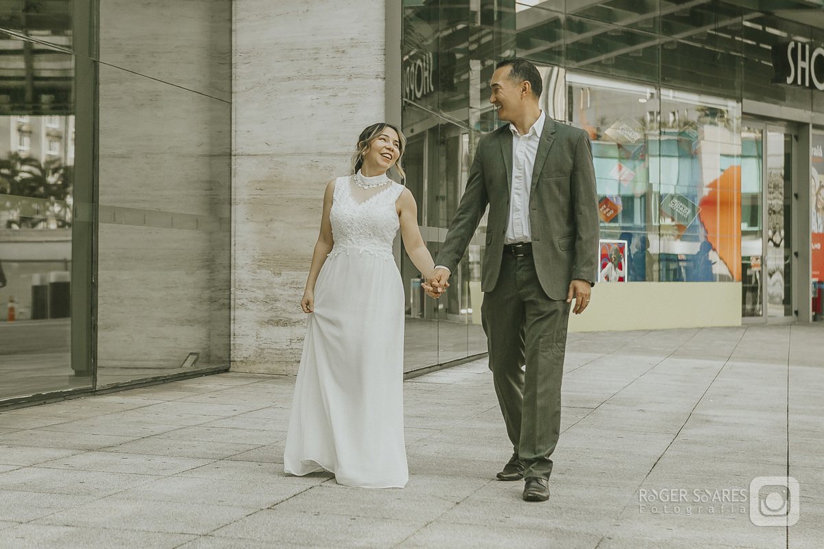 casamento civil ensaio de casal ensaio de casamento fotógrafo de casamento São Paulo cartório Bela Vista Avenida Paulista Liberdade fotos românticas fotografia espontânea casamento íntimo Roger Soares ensaio urbano fotografia autoral