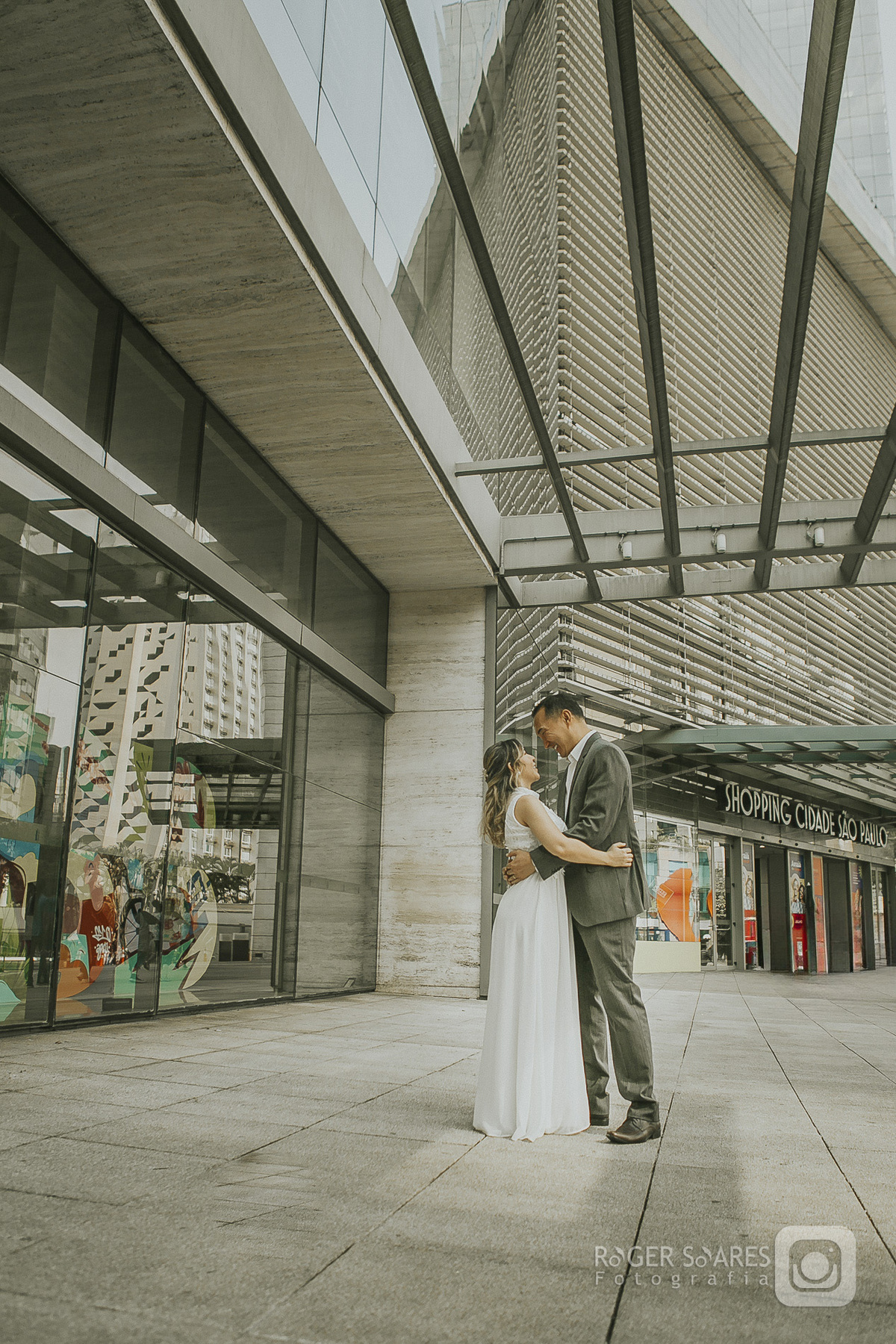 casamento civil ensaio de casal ensaio de casamento fotógrafo de casamento São Paulo cartório Bela Vista Avenida Paulista Liberdade fotos românticas fotografia espontânea casamento íntimo Roger Soares ensaio urbano fotografia autoral