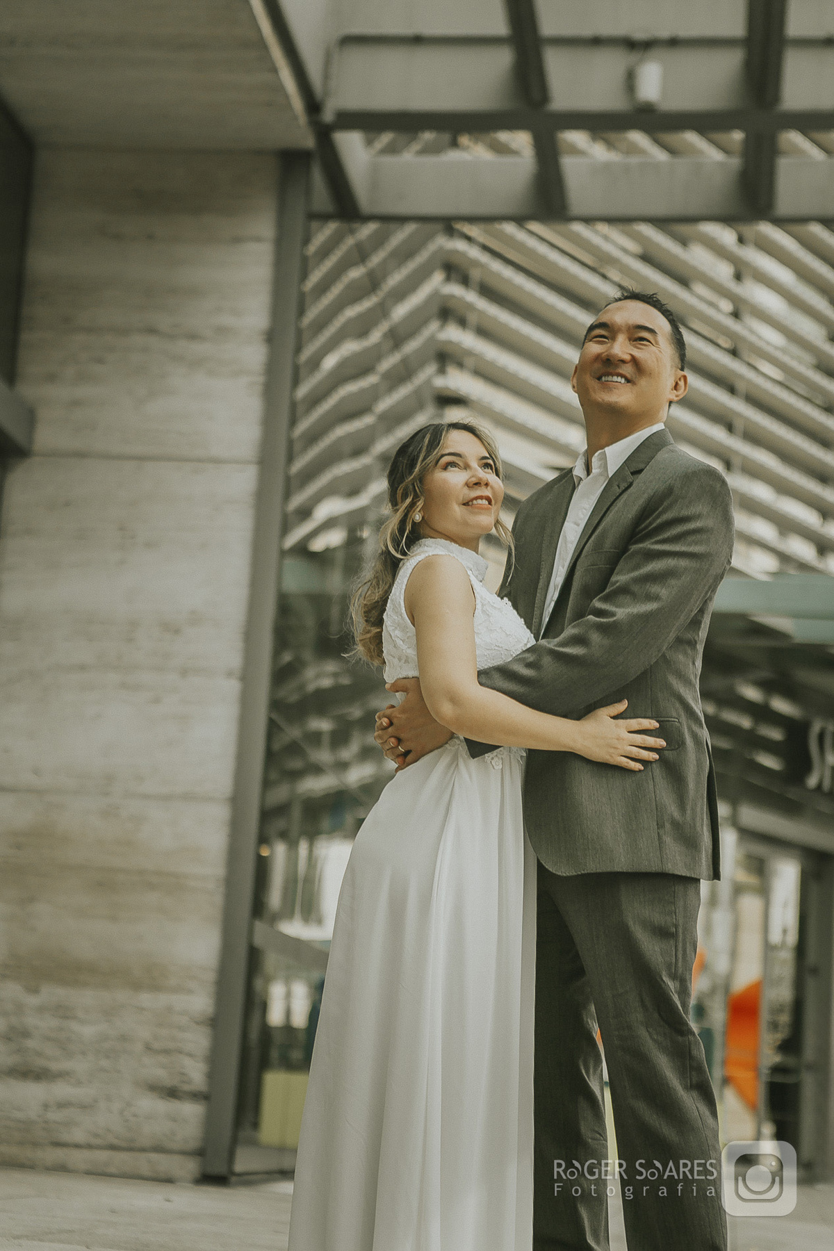 casamento civil ensaio de casal ensaio de casamento fotógrafo de casamento São Paulo cartório Bela Vista Avenida Paulista Liberdade fotos românticas fotografia espontânea casamento íntimo Roger Soares ensaio urbano fotografia autoral