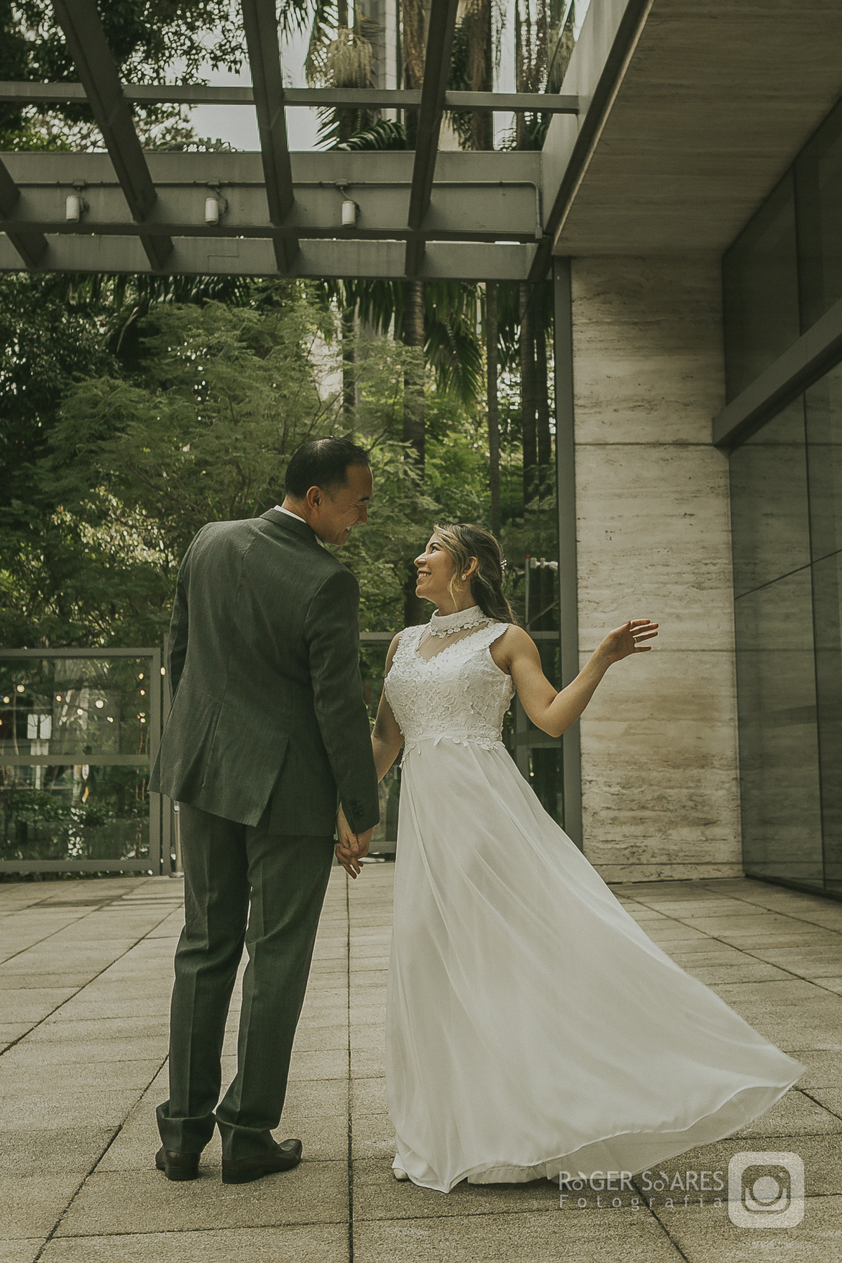 casamento civil ensaio de casal ensaio de casamento fotógrafo de casamento São Paulo cartório Bela Vista Avenida Paulista Liberdade fotos românticas fotografia espontânea casamento íntimo Roger Soares ensaio urbano fotografia autoral noivos vestido branco