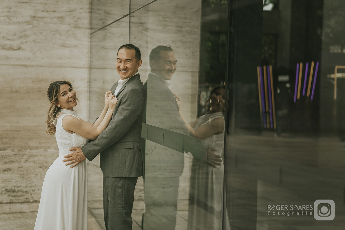 casamento civil ensaio de casal ensaio de casamento fotógrafo de casamento São Paulo cartório Bela Vista Avenida Paulista Liberdade fotos românticas fotografia espontânea casamento íntimo Roger Soares ensaio urbano fotografia autoral noivos vestido branco