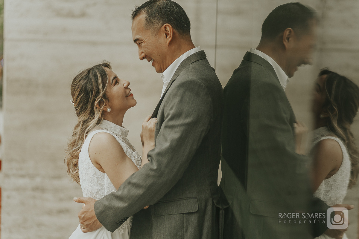 casamento civil ensaio de casal ensaio de casamento fotógrafo de casamento São Paulo cartório Bela Vista Avenida Paulista Liberdade fotos românticas fotografia espontânea casamento íntimo Roger Soares ensaio urbano fotografia autoral noivos vestido branco
