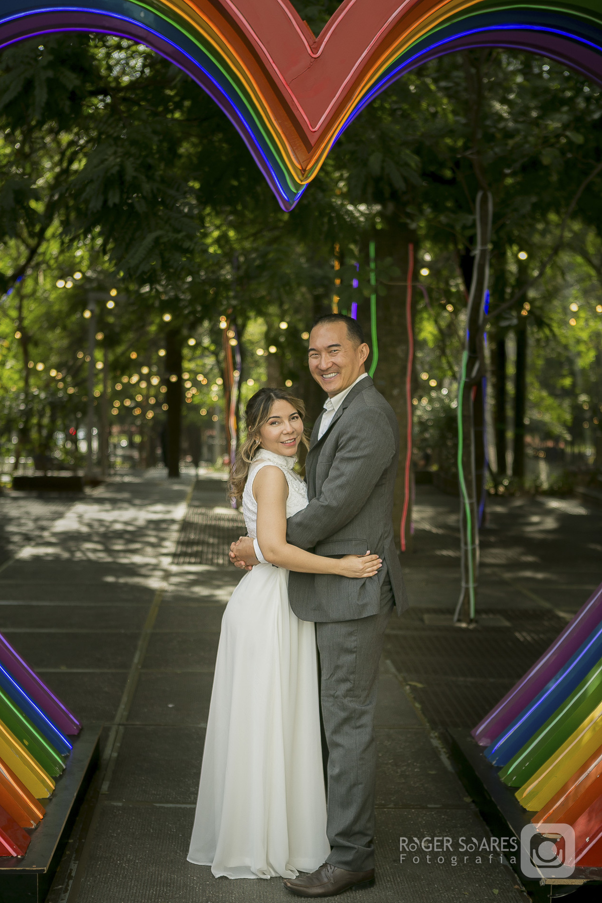 casamento civil ensaio de casal ensaio de casamento fotógrafo de casamento São Paulo cartório Bela Vista Avenida Paulista Liberdade fotos românticas fotografia espontânea casamento íntimo Roger Soares ensaio urbano fotografia autoral noivos vestido branco