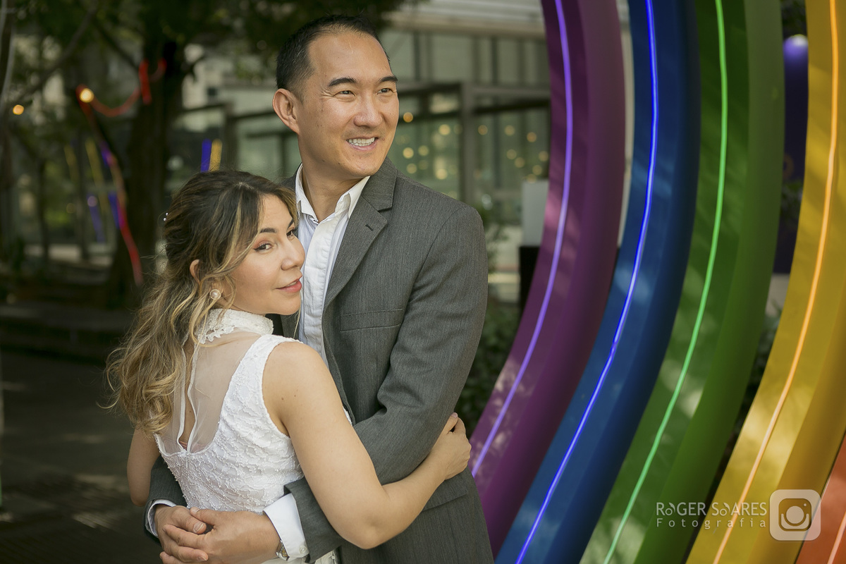 casamento civil ensaio de casal ensaio de casamento fotógrafo de casamento São Paulo cartório Bela Vista Avenida Paulista Liberdade fotos românticas fotografia espontânea casamento íntimo Roger Soares ensaio urbano fotografia autoral noivos vestido branco