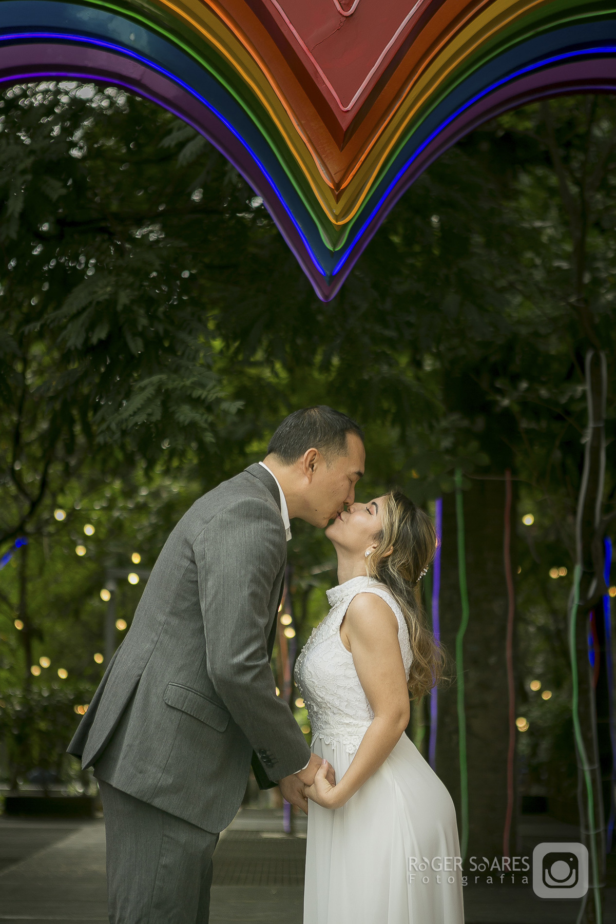 casamento civil ensaio de casal ensaio de casamento fotógrafo de casamento São Paulo cartório Bela Vista Avenida Paulista Liberdade fotos românticas fotografia espontânea casamento íntimo Roger Soares ensaio urbano fotografia autoral noivos vestido branco