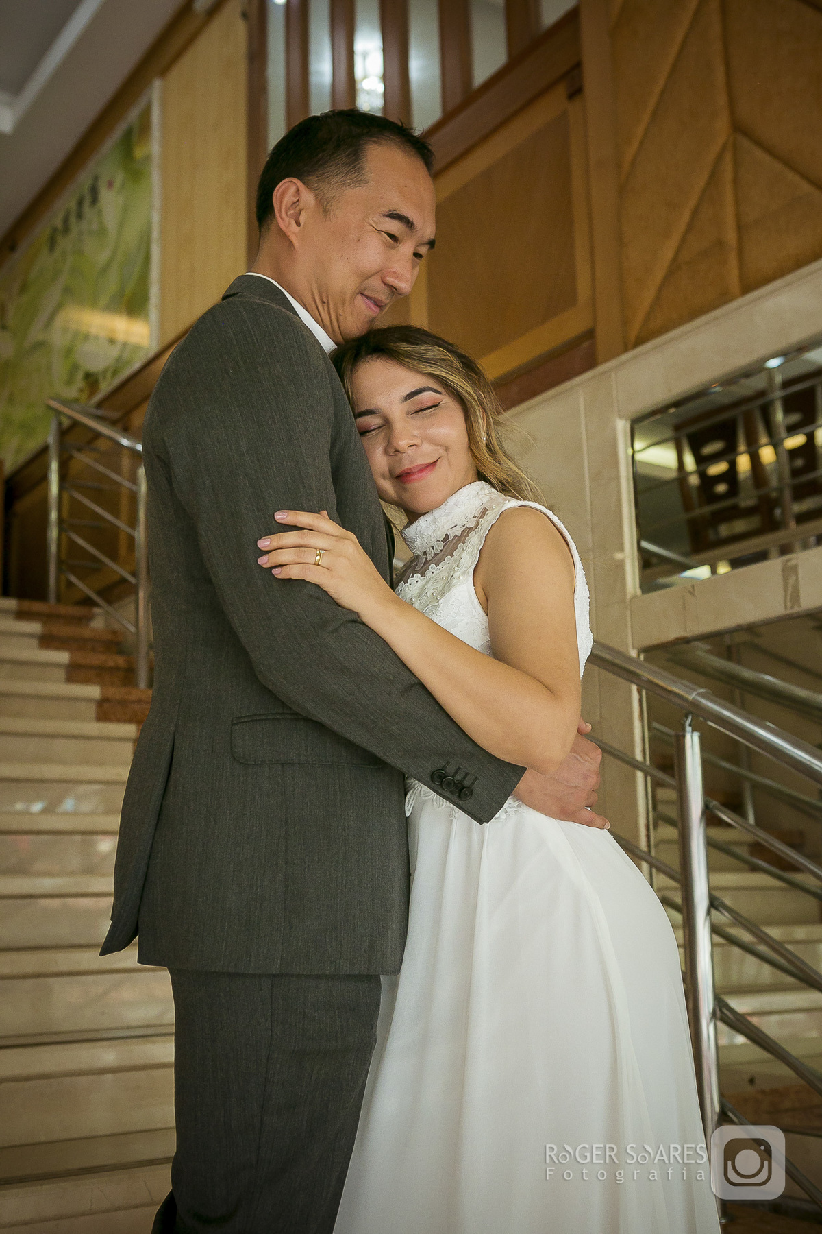 casamento civil ensaio de casal ensaio de casamento fotógrafo de casamento São Paulo cartório Bela Vista Avenida Paulista Liberdade fotos românticas fotografia casamento íntimo Roger Soares ensaio urbano fotografia autoral noivos almoço restaurante chifu
