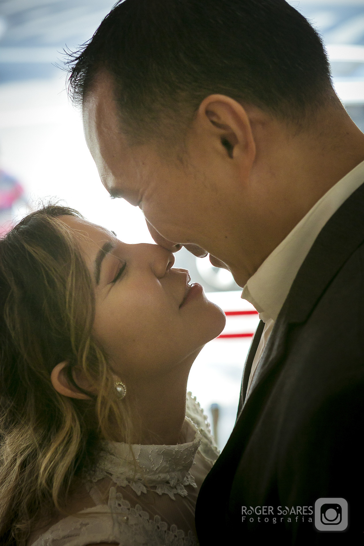 casamento civil ensaio de casal ensaio de casamento fotógrafo de casamento São Paulo cartório Bela Vista Avenida Paulista Liberdade fotos românticas fotografia casamento íntimo Roger Soares ensaio urbano fotografia autoral noivos almoço restaurante chifu