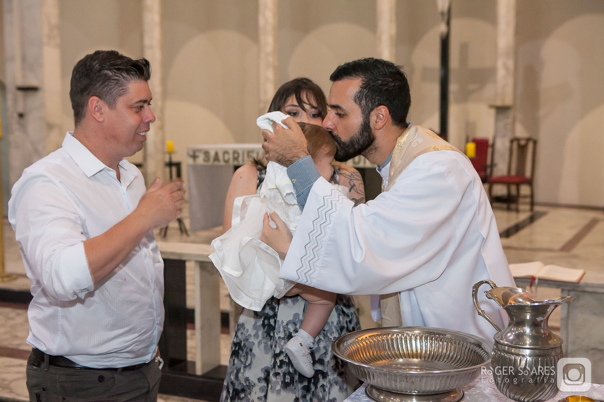 fotografo batizado, fotos com padrinhos, lembranca do batismo, detalhes do batizado, batismo catolico fotos, album de batizado, fotos de bebe batizado, fotografa de familia, fotos na igreja catolica, ensaio batismo, fotos do ritual de batismo