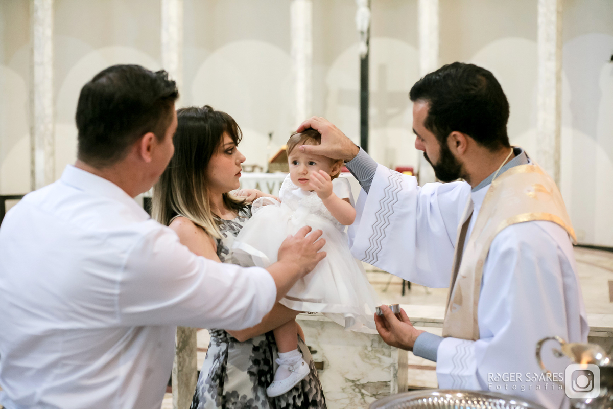 fotografo batizado, fotos com padrinhos, lembranca do batismo, detalhes do batizado, batismo catolico fotos, album de batizado, fotos de bebe batizado, fotografa de familia, fotos na igreja catolica, ensaio batismo, fotos do ritual de batismo