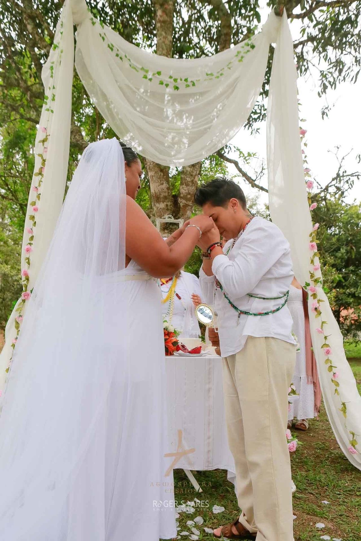fotografia de casamento ao ar livre, casamento na represa Riacho Grande, fotos sitio do ITA, Roger Soares fotografia, casamento espiritualista fotos, cobertura fotografica de casamento, fotos Thais e Naty, galeria de casamento na natureza