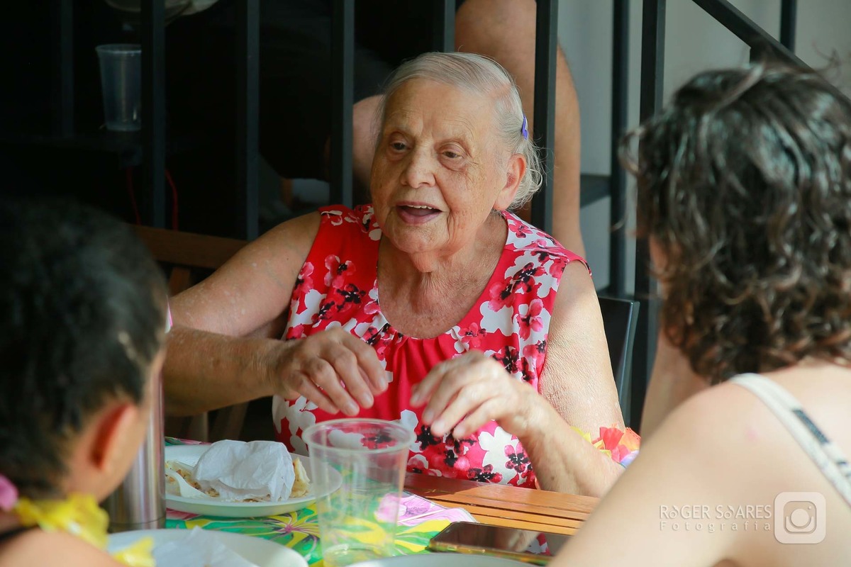 Roger Soares, fotógrafo de eventos, fotografia de aniversário 50 anos, festa mulher 50+, foto de família, fotógrafo profissional, registro de aniversário, cobertura fotográfica de eventos, momentos em família, fotografia de festa