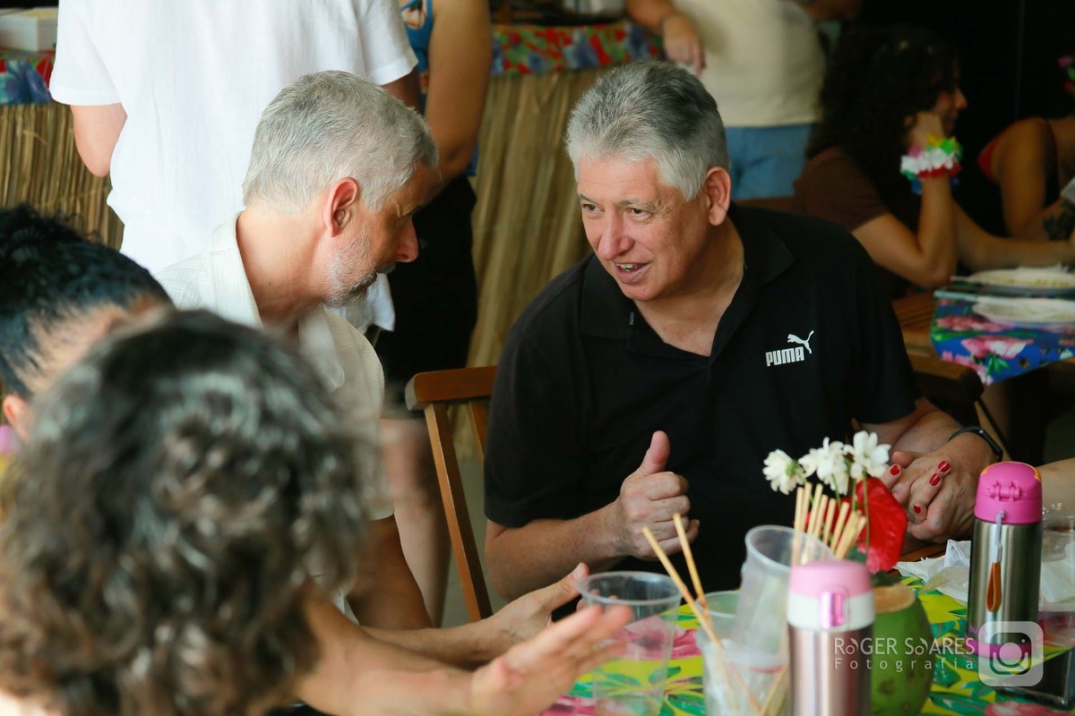 Roger Soares, fotógrafo de eventos, festa na piscina, churrasco de aniversário, foto de família 50+, fotografia ao ar livre, fotógrafo profissional, aniversário de mulher, ensaio fotográfico de festa, momentos espontâneos