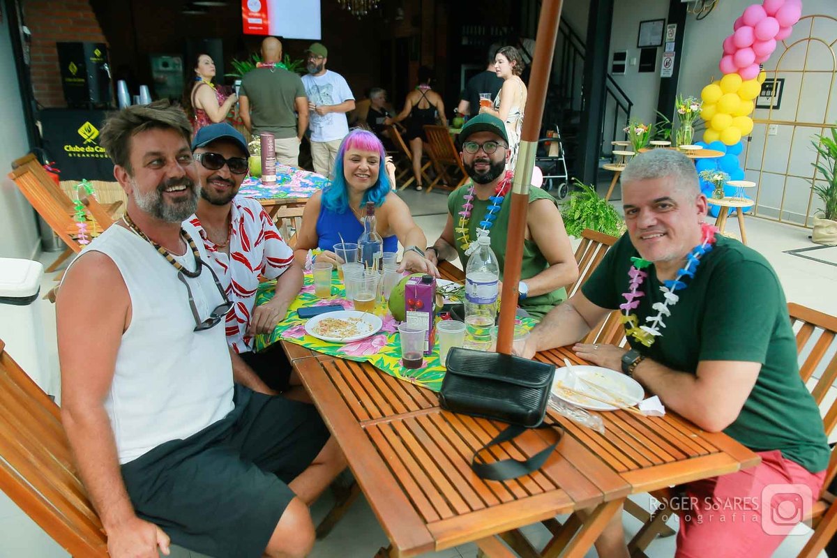 Roger Soares, fotógrafo de eventos, festa na piscina, churrasco de aniversário, foto de família 50+, fotografia ao ar livre, fotógrafo profissional, aniversário de mulher, ensaio fotográfico de festa, momentos espontâneos