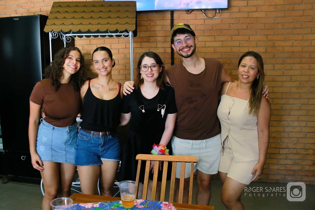 Roger Soares, fotógrafo de eventos, festa na piscina, churrasco de aniversário, foto de família 50+, fotografia ao ar livre, fotógrafo profissional, aniversário de mulher, ensaio fotográfico de festa, momentos espontâneos