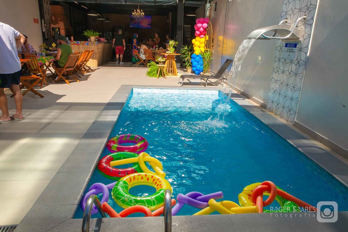 Roger Soares, fotografia profissional de eventos, fotógrafo de aniversário, celebração 50 anos mulher, fotos de família, festa com churrasco e piscina, fotógrafo social, cobertura de festas, foto de eventos