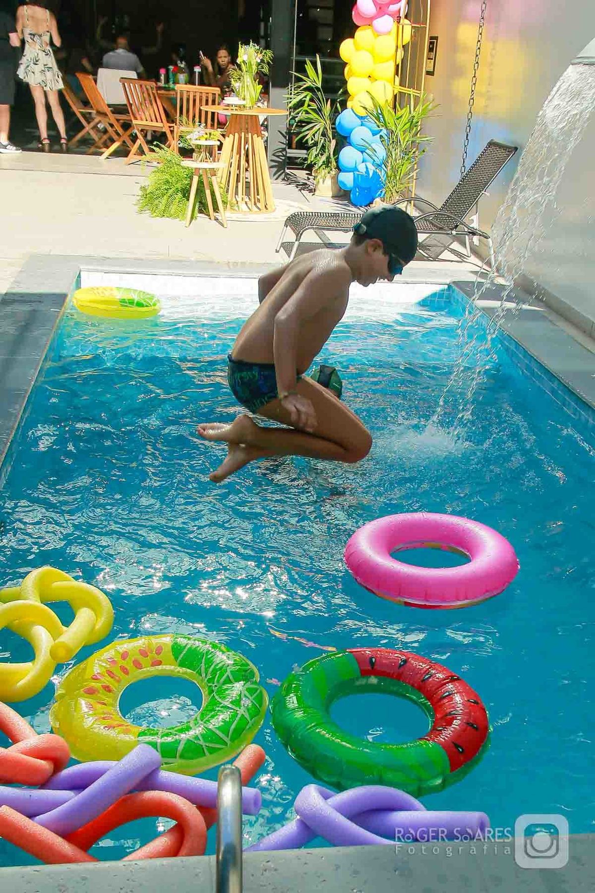 Roger Soares, fotografia profissional de eventos, fotógrafo de aniversário, celebração 50 anos mulher, fotos de família, festa com churrasco e piscina, fotógrafo social, cobertura de festas, foto de eventos