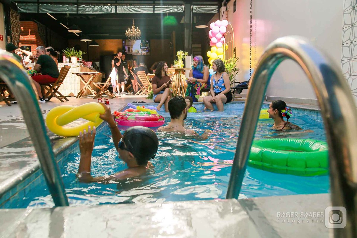 Roger Soares, cobertura fotográfica, aniversário 50 anos, fotos de churrasco em família, festa na piscina 50+, fotógrafo profissional de eventos, fotografia documental de família, fotos espontâneas de aniversário, fotos de festas