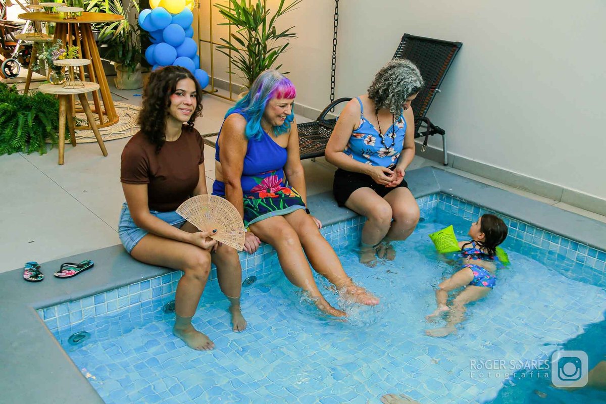 Roger Soares, cobertura fotográfica, aniversário 50 anos, fotos de churrasco em família, festa na piscina 50+, fotógrafo profissional de eventos, fotografia documental de família, fotos espontâneas de aniversário, fotos de festas