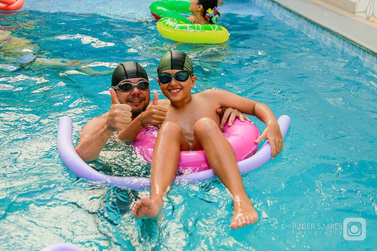 Roger Soares, cobertura fotográfica, aniversário 50 anos, fotos de churrasco em família, festa na piscina 50+, fotógrafo profissional de eventos, fotografia documental de família, fotos espontâneas de aniversário, fotos de festas