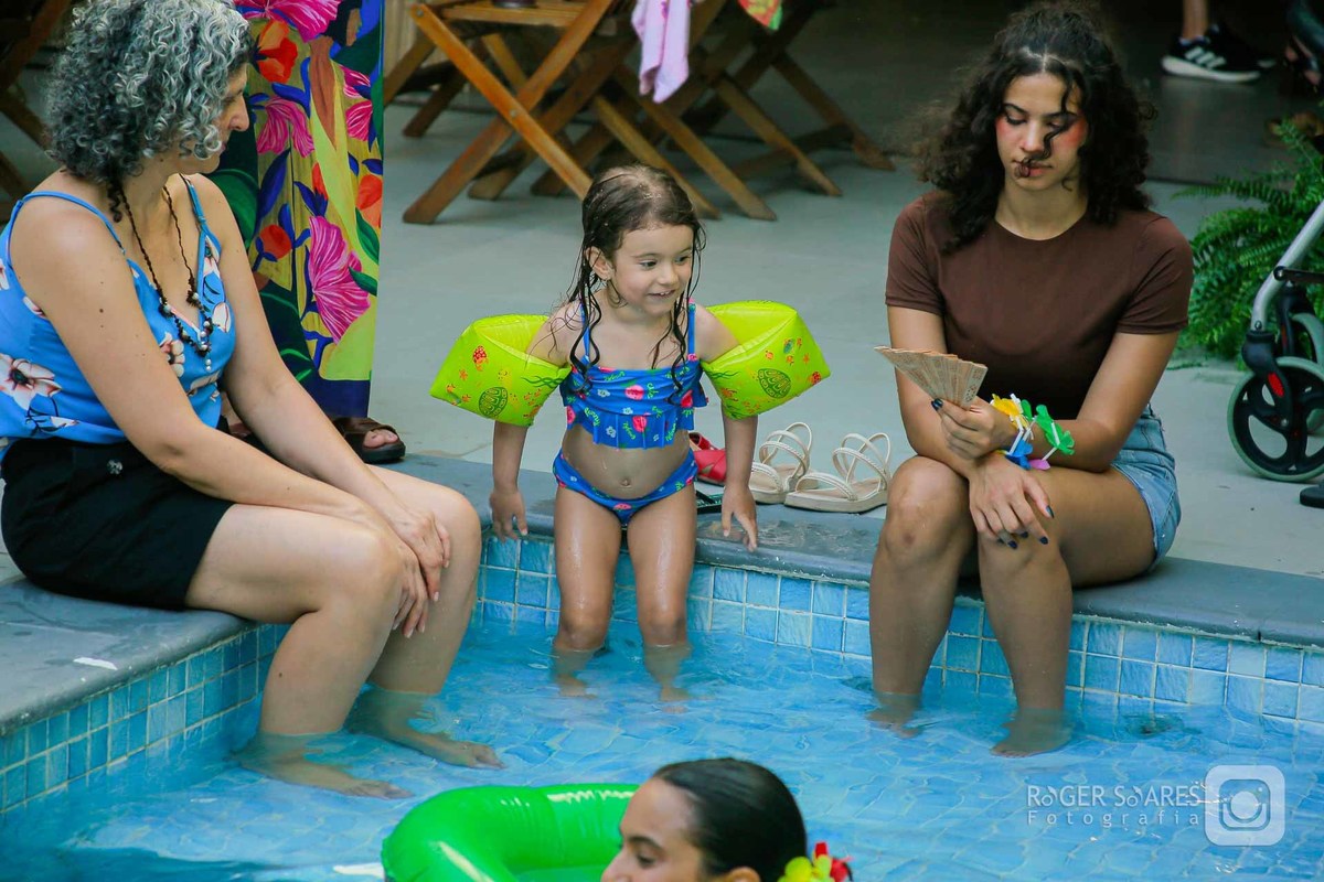 Roger Soares, cobertura fotográfica, aniversário 50 anos, fotos de churrasco em família, festa na piscina 50+, fotógrafo profissional de eventos, fotografia documental de família, fotos espontâneas de aniversário, fotos de festas