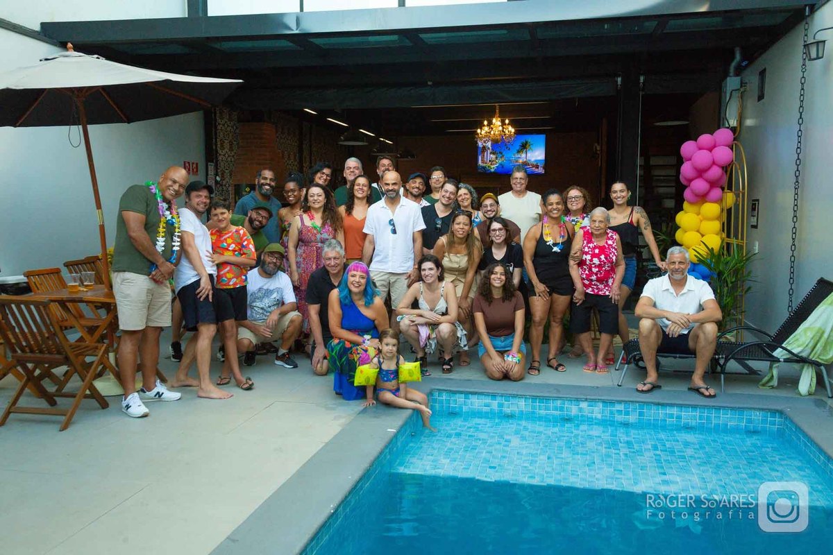 Roger Soares, fotógrafo de festa de aniversário, fotos de aniversário de 50 anos, fotógrafo para churrasco e piscina, fotografia de eventos sociais, ensaio de família 50+, fotografia de celebração, fotos de aniversário feminino