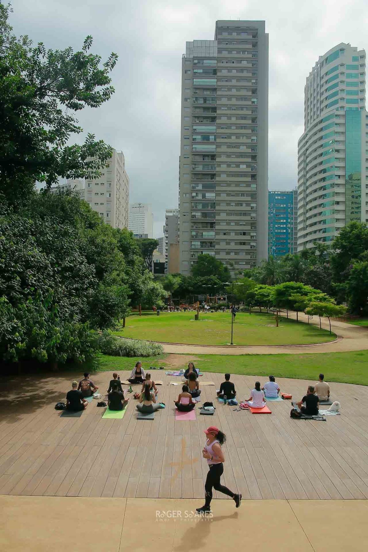 milena welsh, fernanda sal, pratica de yoga ao ar livre, yoga em estudio, comunidade de yoga, cha colaborativo, leveza em movimento, exercicios e bem estar, saude e conexao, encontro de yoga, registros de aulas de yoga
