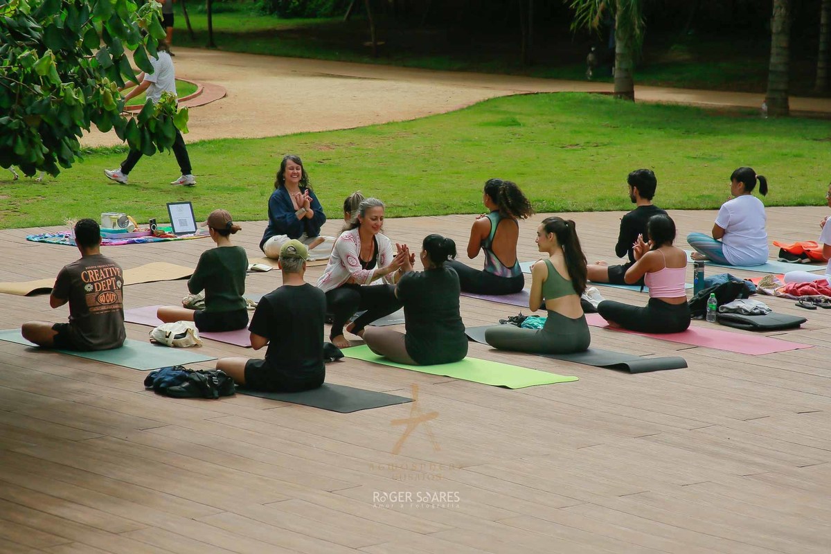 milena welsh, fernanda sal, pratica de yoga ao ar livre, yoga em estudio, comunidade de yoga, cha colaborativo, leveza em movimento, exercicios e bem estar, saude e conexao, encontro de yoga, registros de aulas de yoga