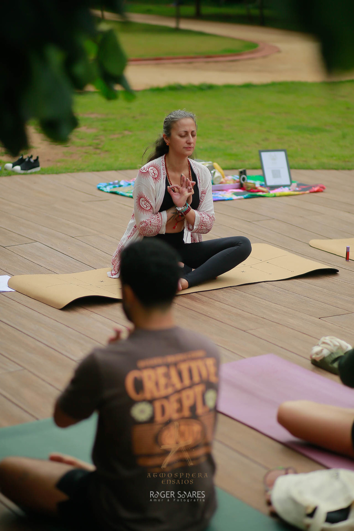 milena welsh, fernanda sal, pratica de yoga ao ar livre, yoga em estudio, comunidade de yoga, cha colaborativo, leveza em movimento, exercicios e bem estar, saude e conexao, encontro de yoga, registros de aulas de yoga