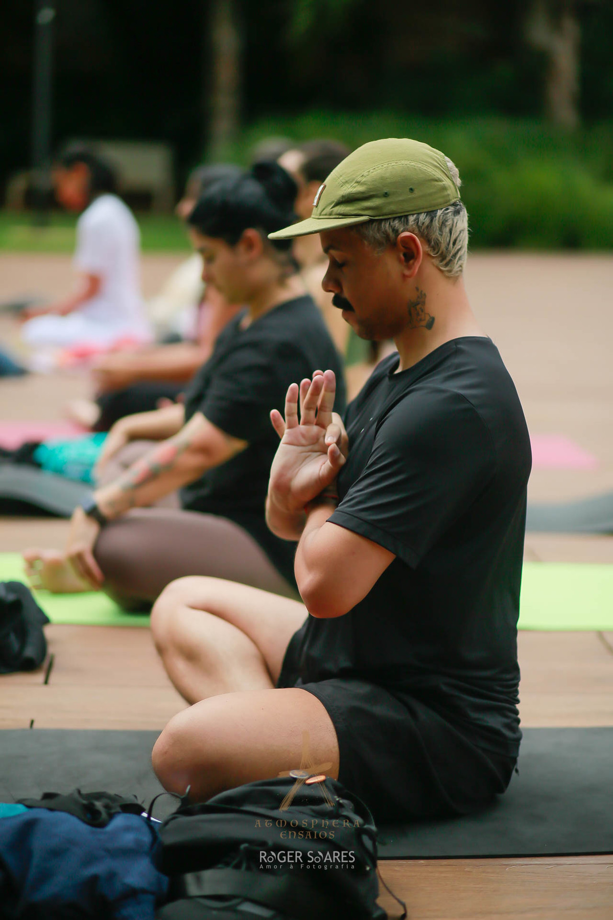 milena welsh, fernanda sal, pratica de yoga ao ar livre, yoga em estudio, comunidade de yoga, cha colaborativo, leveza em movimento, exercicios e bem estar, saude e conexao, encontro de yoga, registros de aulas de yoga