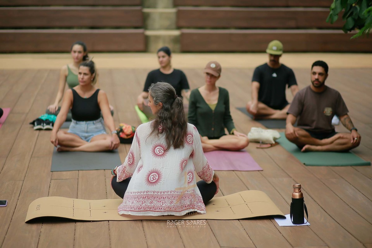 milena welsh, fernanda sal, pratica de yoga ao ar livre, yoga em estudio, comunidade de yoga, cha colaborativo, leveza em movimento, exercicios e bem estar, saude e conexao, encontro de yoga, registros de aulas de yoga