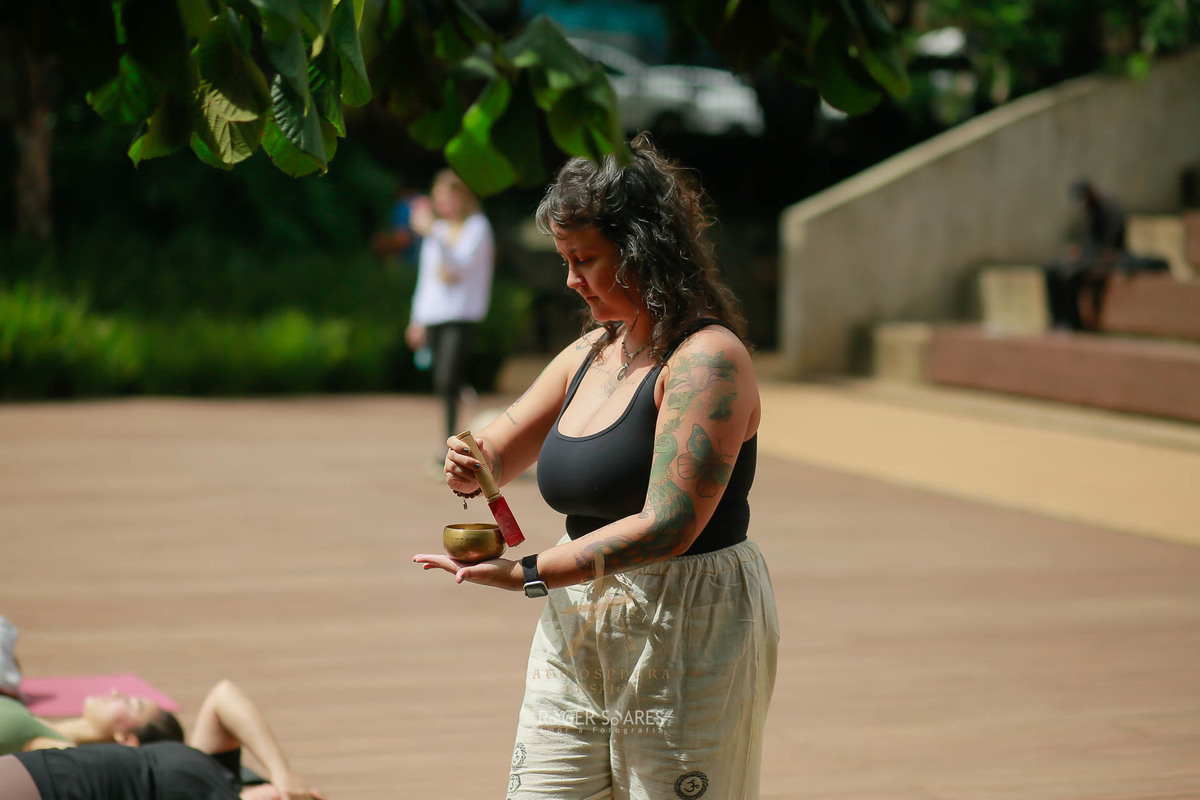 yoga e natureza, conexao e bem estar, pratica integrativa, estilo de vida saudavel, momentos colaborativos, energia e movimento, saude e vitalidade, registros de qualidade de vida, encontros ao ar livre, essencia e presenca