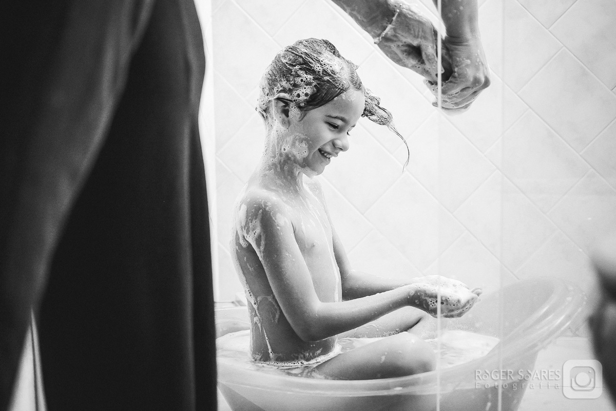 fotografia documental familia criança crianças infância escola infantil casa lar cama sofá brinquedos banho bola banheiro banheira sabonete espuma cabelo molhado papai mamãe filho filha filhos amor carinho alegria casal festa amizade beijo preto e branco