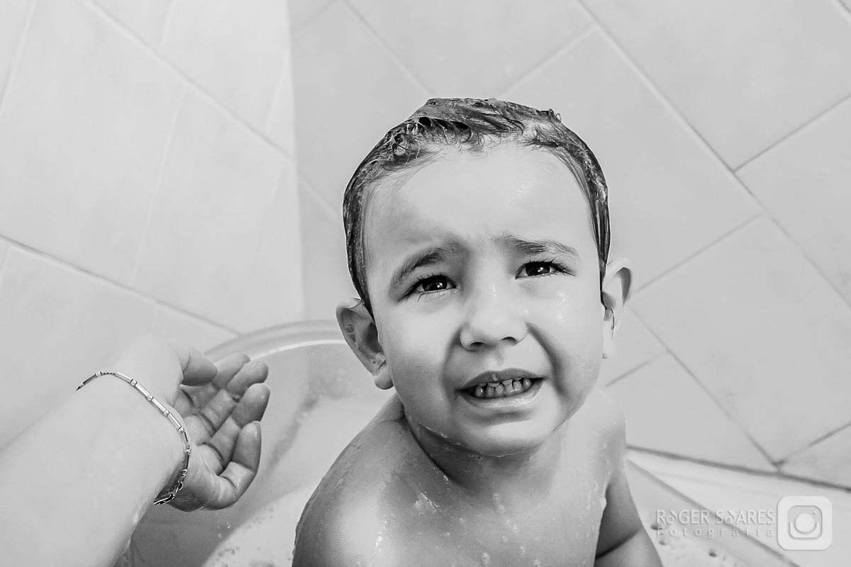 fotografia documental familia criança crianças infância escola infantil casa lar cama sofá brinquedos banho bola banheiro banheira sabonete espuma cabelo molhado papai mamãe filho filha filhos amor carinho alegria casal festa amizade beijo preto e branco