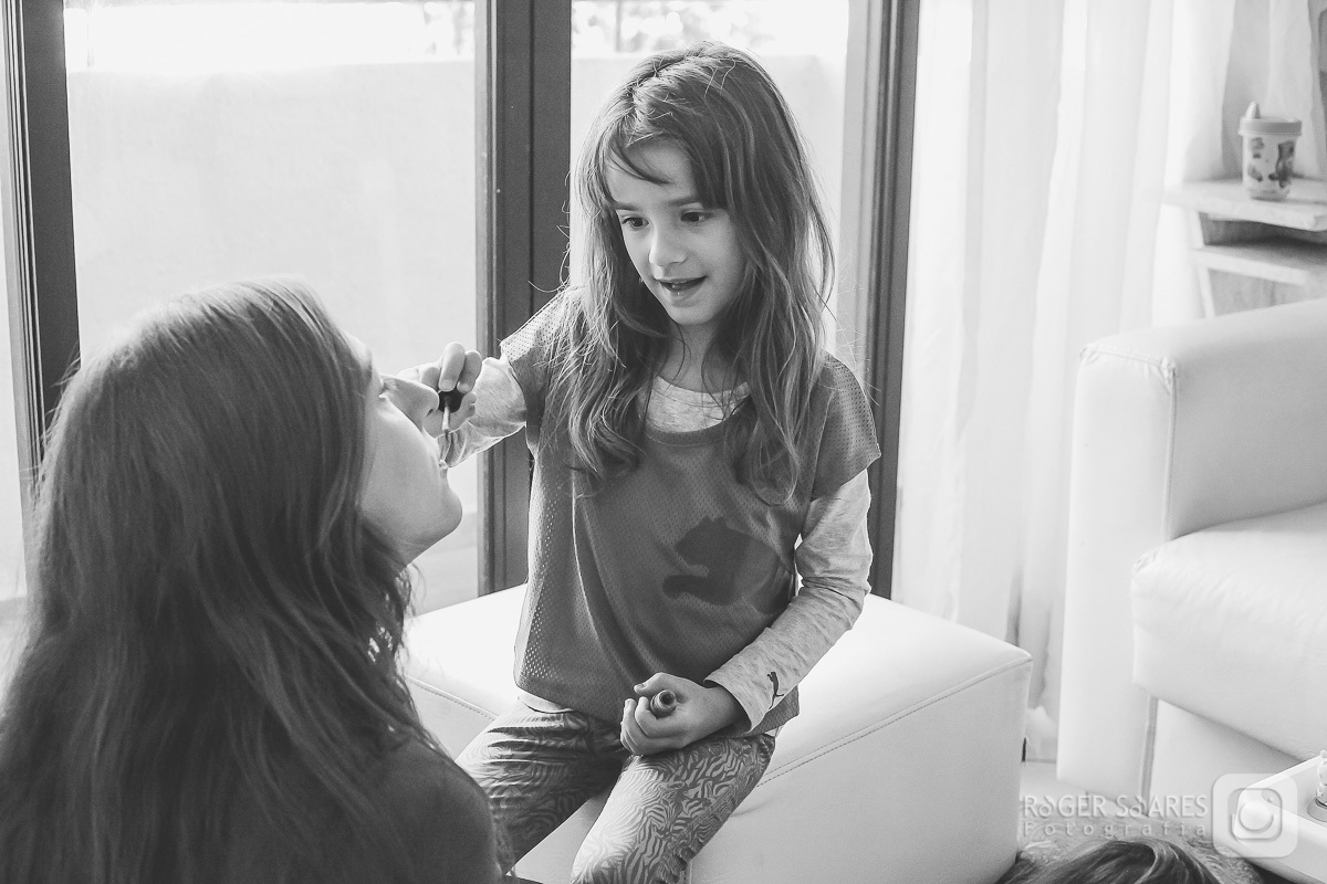 fotografia documental familia criança crianças infância escola infantil casa lar cama sofá brinquedos banho bola banheiro banheira sabonete espuma cabelo molhado papai mamãe filho filha filhos amor carinho alegria casal festa amizade beijo preto e branco