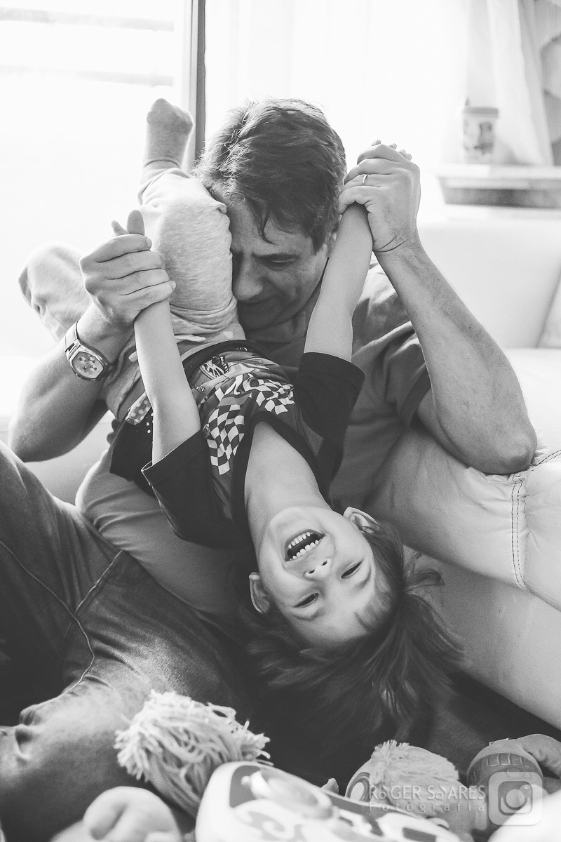 fotografia documental familia criança crianças infância escola infantil casa lar cama sofá brinquedos banho bola banheiro banheira sabonete espuma cabelo molhado papai mamãe filho filha filhos amor carinho alegria casal festa amizade beijo preto e branco