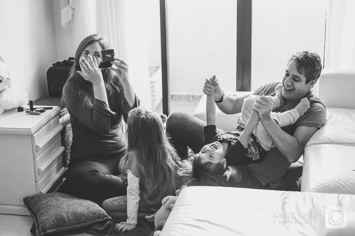 fotografia documental familia criança crianças infância escola infantil casa lar cama sofá brinquedos banho bola banheiro banheira sabonete espuma cabelo molhado papai mamãe filho filha filhos amor carinho alegria casal festa amizade beijo preto e branco