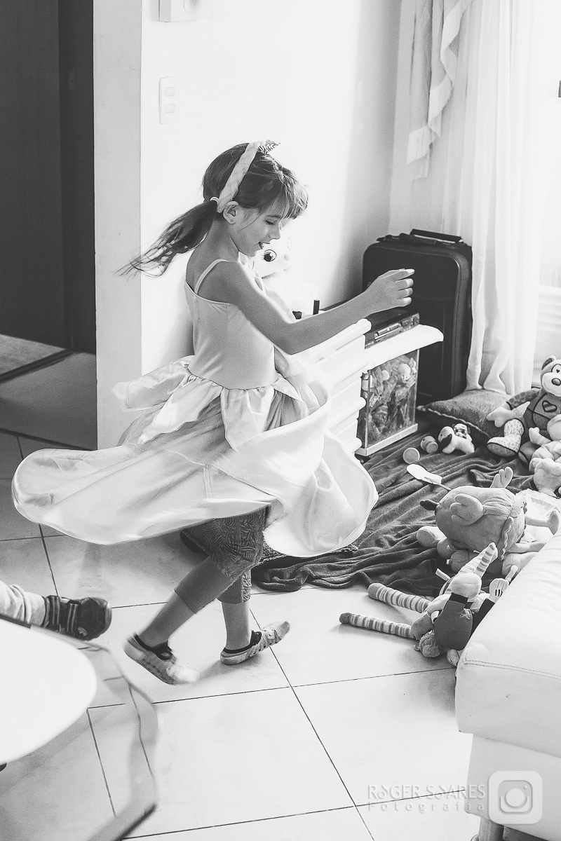 fotografia documental familia criança crianças infância escola infantil casa lar cama sofá brinquedos banho bola banheiro banheira sabonete espuma cabelo molhado papai mamãe filho filha filhos amor carinho alegria casal festa amizade beijo preto e branco