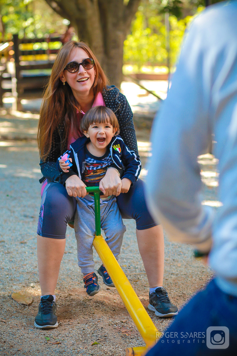 fotografia documental familia criança crianças infância escola infantil casa lar cama sofá brinquedos banho bola banheiro banheira sabonete espuma cabelo molhado papai mamãe filho filha filhos amor carinho alegria casal festa amizade beijo colorido