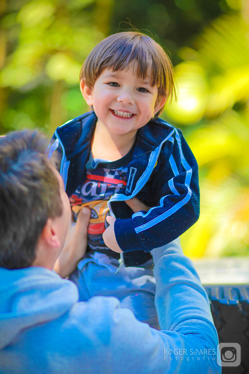 fotografia documental familia criança crianças infância escola infantil casa lar cama sofá brinquedos banho bola banheiro banheira sabonete espuma cabelo molhado papai mamãe filho filha filhos amor carinho alegria casal festa amizade beijo colorido