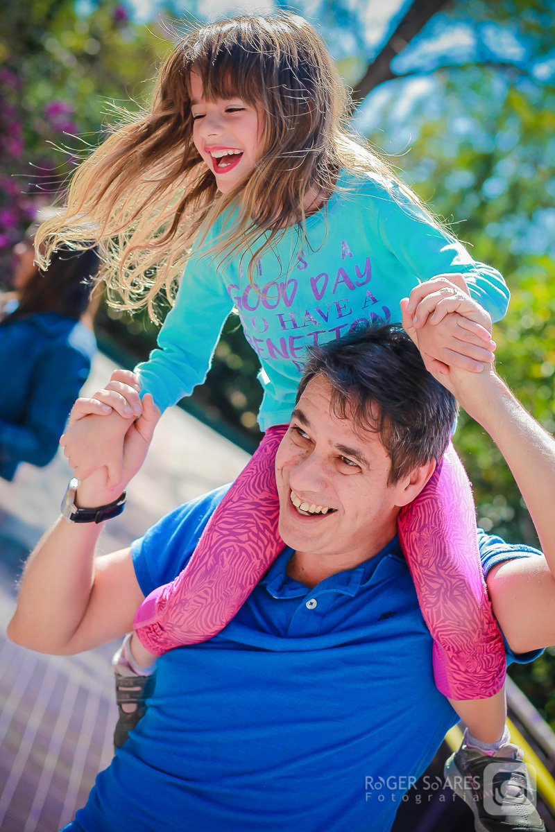 fotografia documental familia criança crianças infância escola infantil casa lar cama sofá brinquedos banho bola banheiro banheira sabonete espuma cabelo molhado papai mamãe filho filha filhos amor carinho alegria casal festa amizade beijo colorido