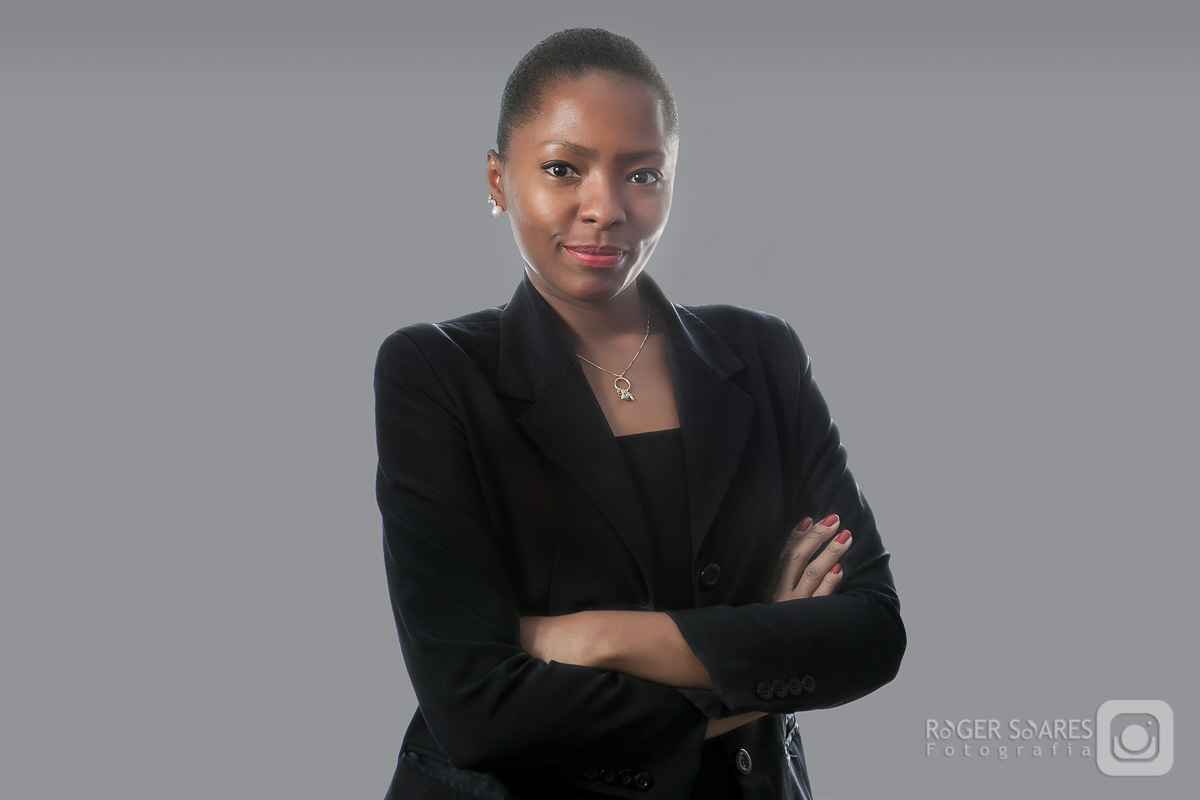 advocacia direito tribunal advogado intelectual propriedade civil criminal marcas patentes fotografia ambiente mesa de reunião call conference livros estudo madeira terno gravata camisa retratos profissionais valor dcms mulher empresária assessoria