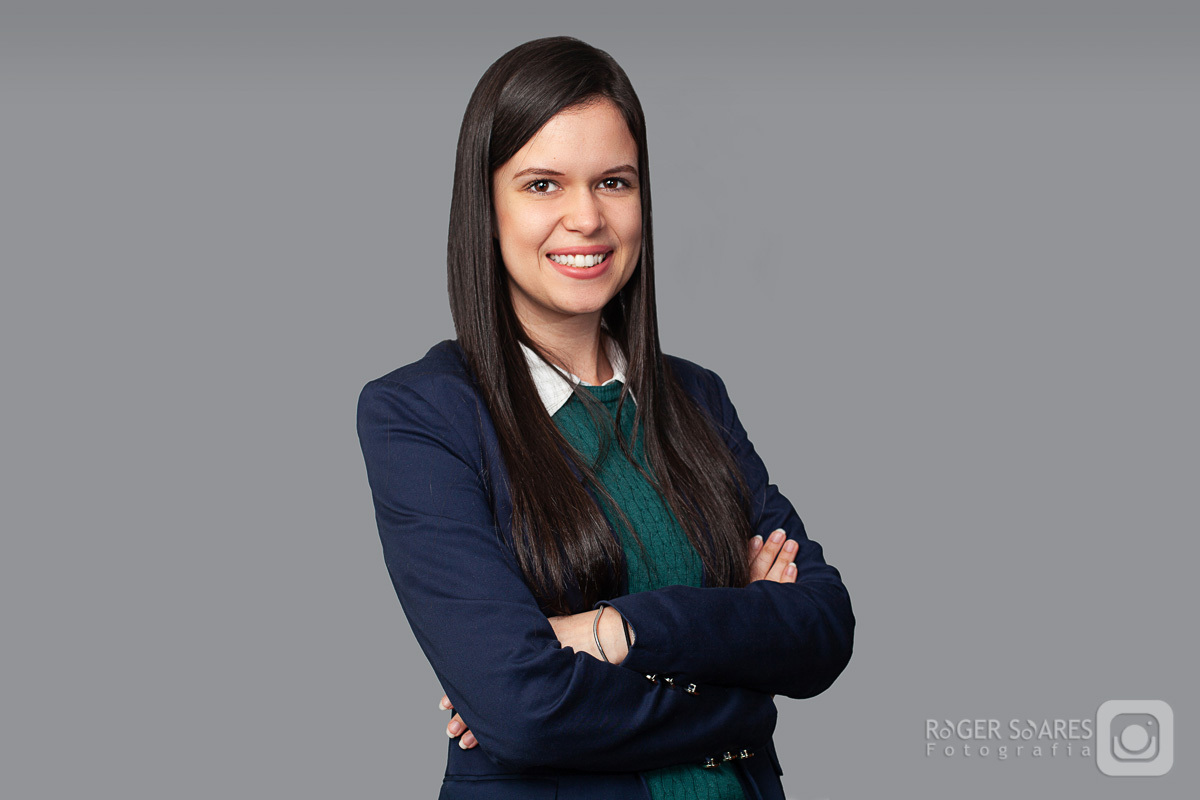 advocacia direito tribunal advogado intelectual propriedade civil criminal marcas patentes fotografia ambiente mesa de reunião call conference livros estudo madeira terno gravata camisa retratos profissionais valor dcms mulher empresária assessoria