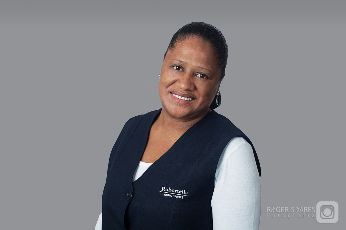 advocacia direito tribunal advogado intelectual propriedade civil criminal marcas patentes fotografia ambiente mesa de reunião call conference livros estudo madeira terno gravata camisa retratos profissionais valor dcms mulher empresária assessoria