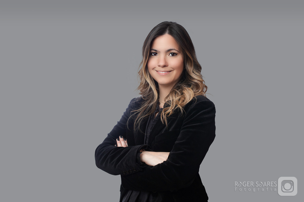 advocacia direito tribunal advogado intelectual propriedade civil criminal marcas patentes fotografia ambiente mesa de reunião call conference livros estudo madeira terno gravata camisa retratos profissionais valor dcms mulher empresária assessoria